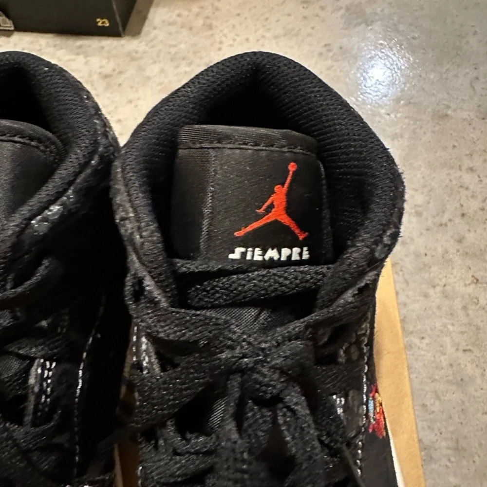 Air Jordan 1 Mid Siempre Familia